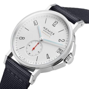 Montre Nomos Ahoi Neomatik Date Blanc automatique fond acier cadran argent blanc bracelet tissu bleu noir 38,5 mm