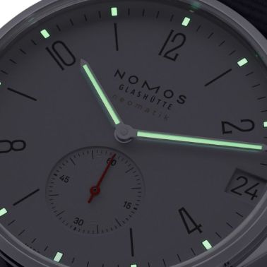 Montre Nomos Ahoi Neomatik Date Blanc automatique fond acier cadran argent blanc bracelet tissu bleu noir 38,5 mm