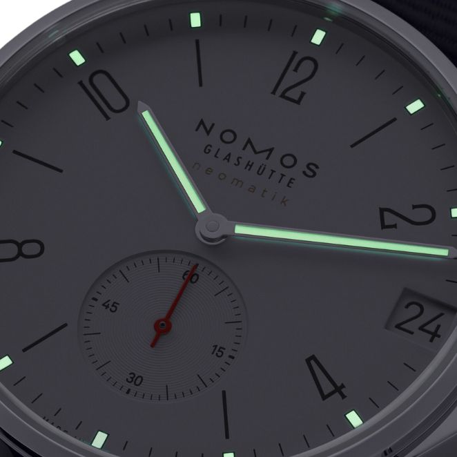 Montre Nomos Ahoi Neomatik Date Blanc automatique fond acier cadran argent blanc bracelet tissu bleu noir 38,5 mm