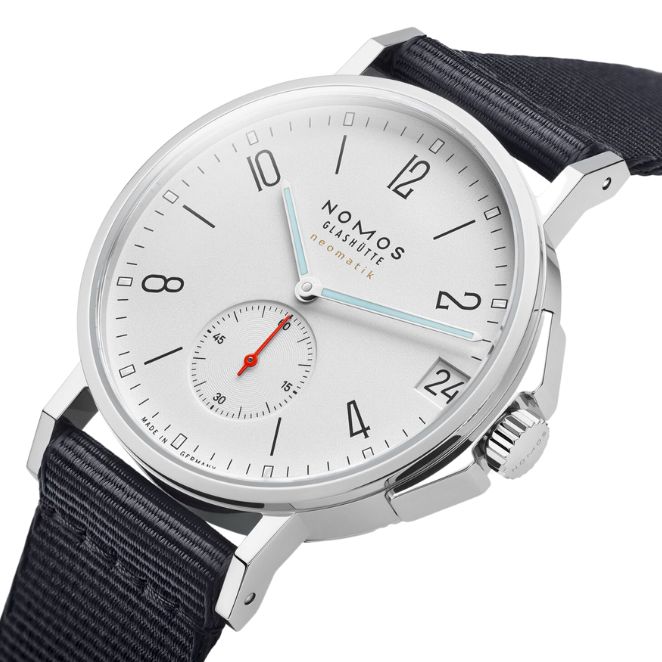 Montre Nomos Ahoi Neomatik Date Blanc automatique fond acier cadran argent blanc bracelet tissu bleu noir 38,5 mm
