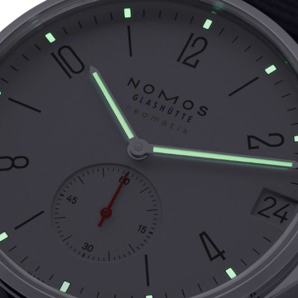 Montre Nomos Ahoi Neomatik Date Blanc automatique fond acier cadran argent blanc bracelet tissu bleu noir 38,5 mm