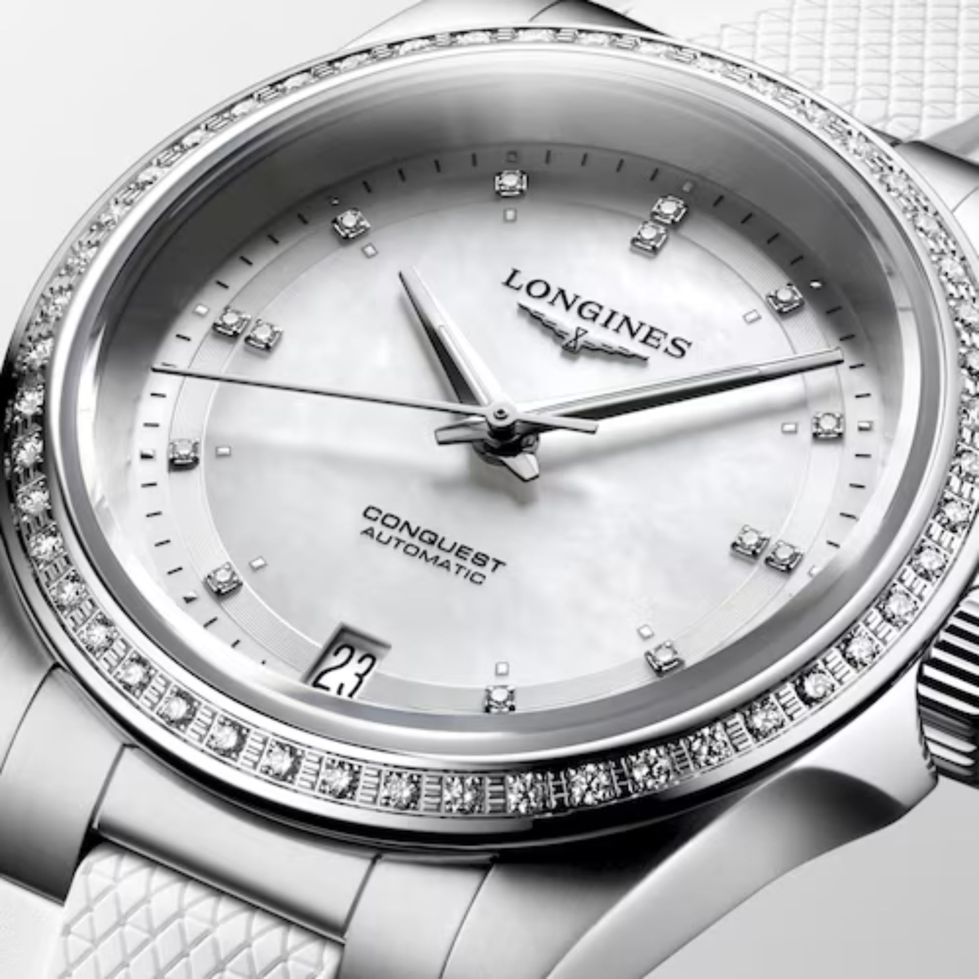 Montre Longines Conquest automatique diamants cadran nacre bracelet caoutchouc blanc 30 mm