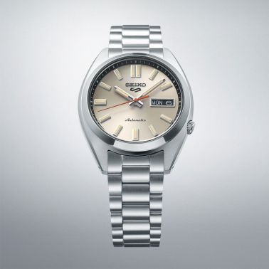 Montre Seiko 5 Sports automatique cadran argenté bracelet acier 37,4 mm
