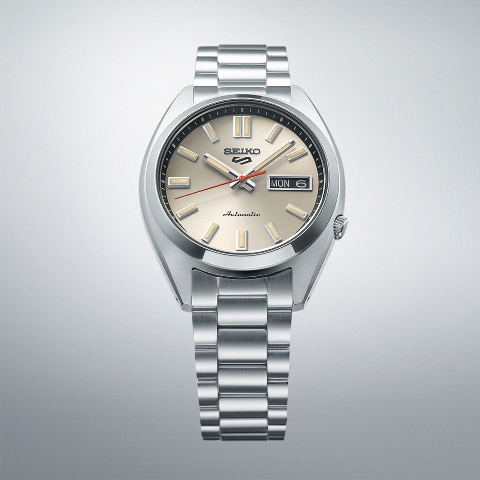 Montre Seiko 5 Sports automatique cadran argenté bracelet acier 37,4 mm