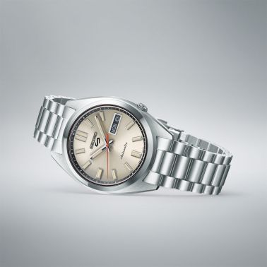 Montre Seiko 5 Sports automatique cadran argenté bracelet acier 37,4 mm