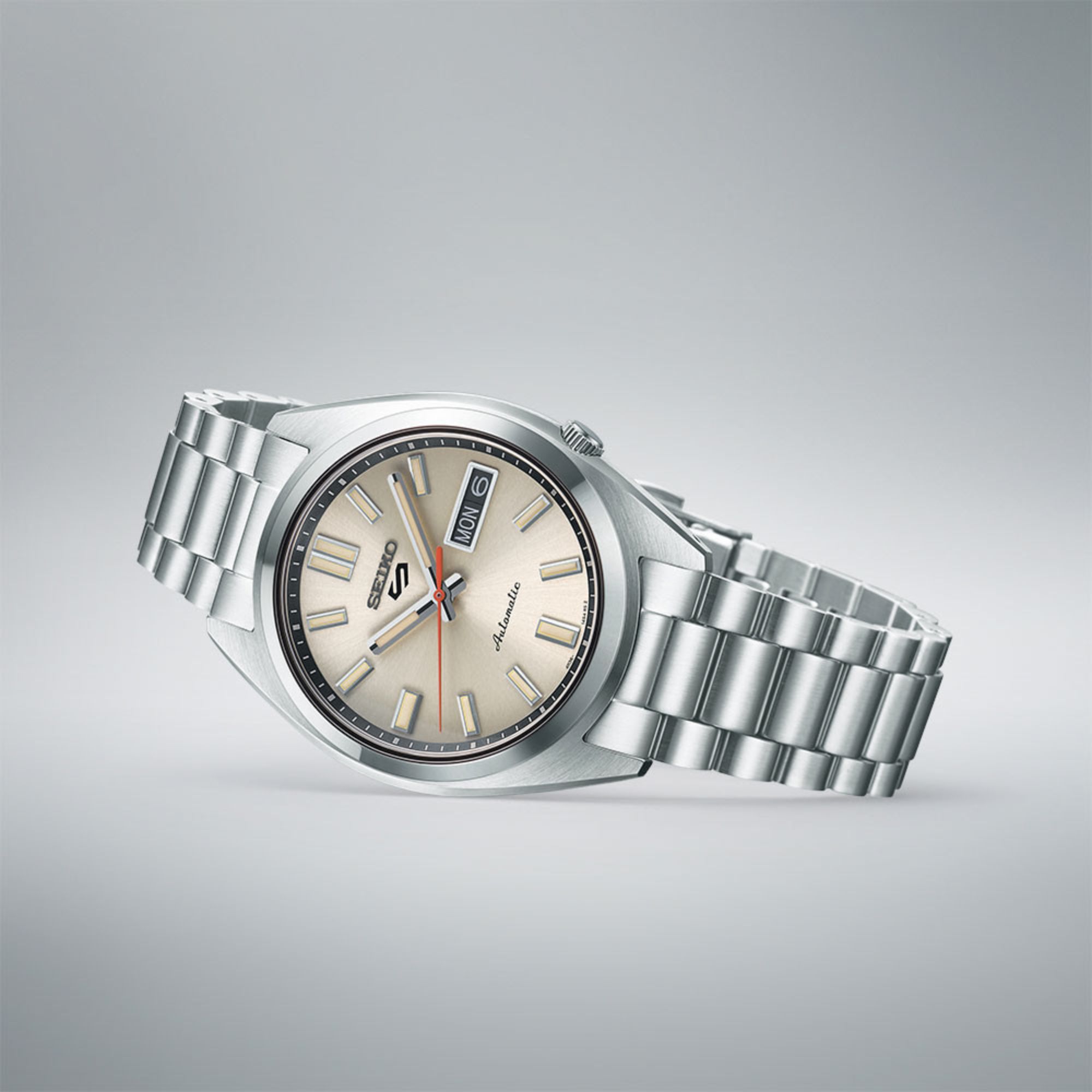 Montre Seiko 5 Sports automatique cadran argenté bracelet acier 37,4 mm