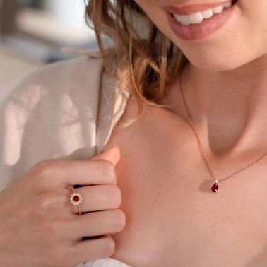 Bague Lepage Marguerite en or rose, rubis et diamants