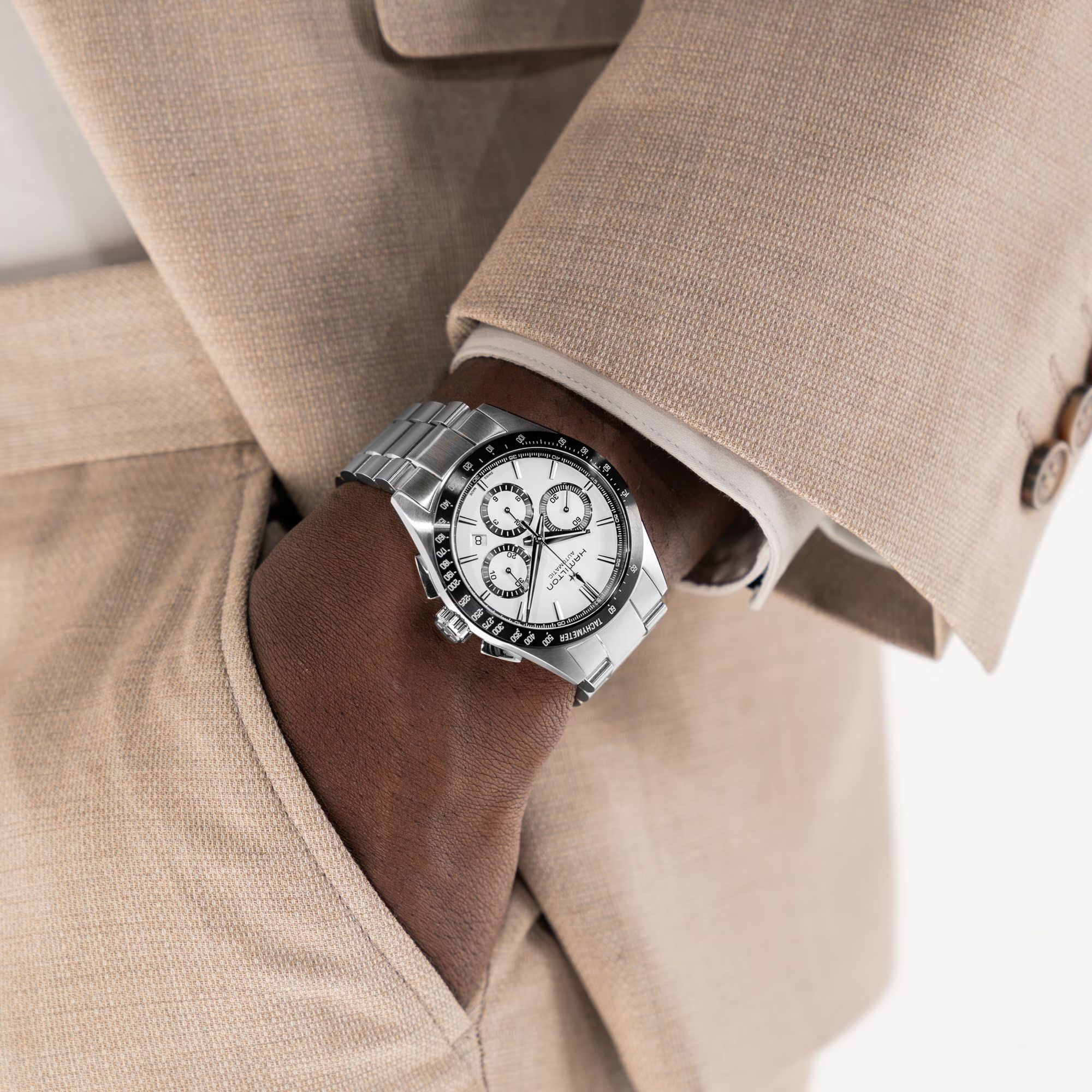 Montre Hamilton Jazzmaster Performer Chronographe automatique cadran blanc bracelet acier 42 mm