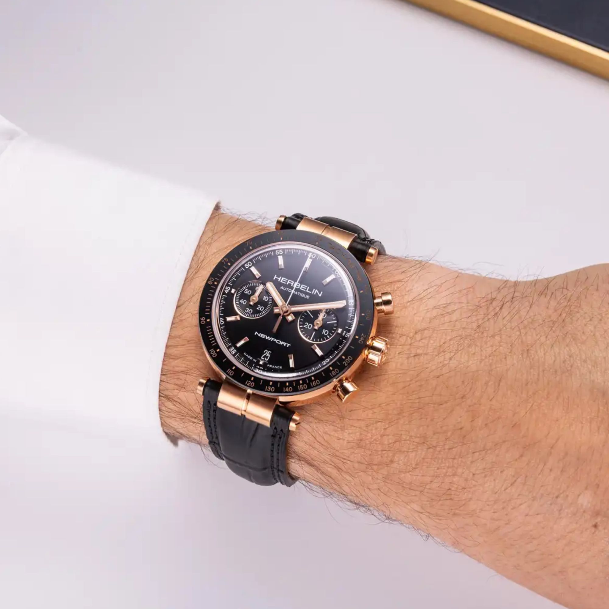 Montre Herbelin Newport Chronographe automatique cadran noir bracelet cuir noir 42 mm