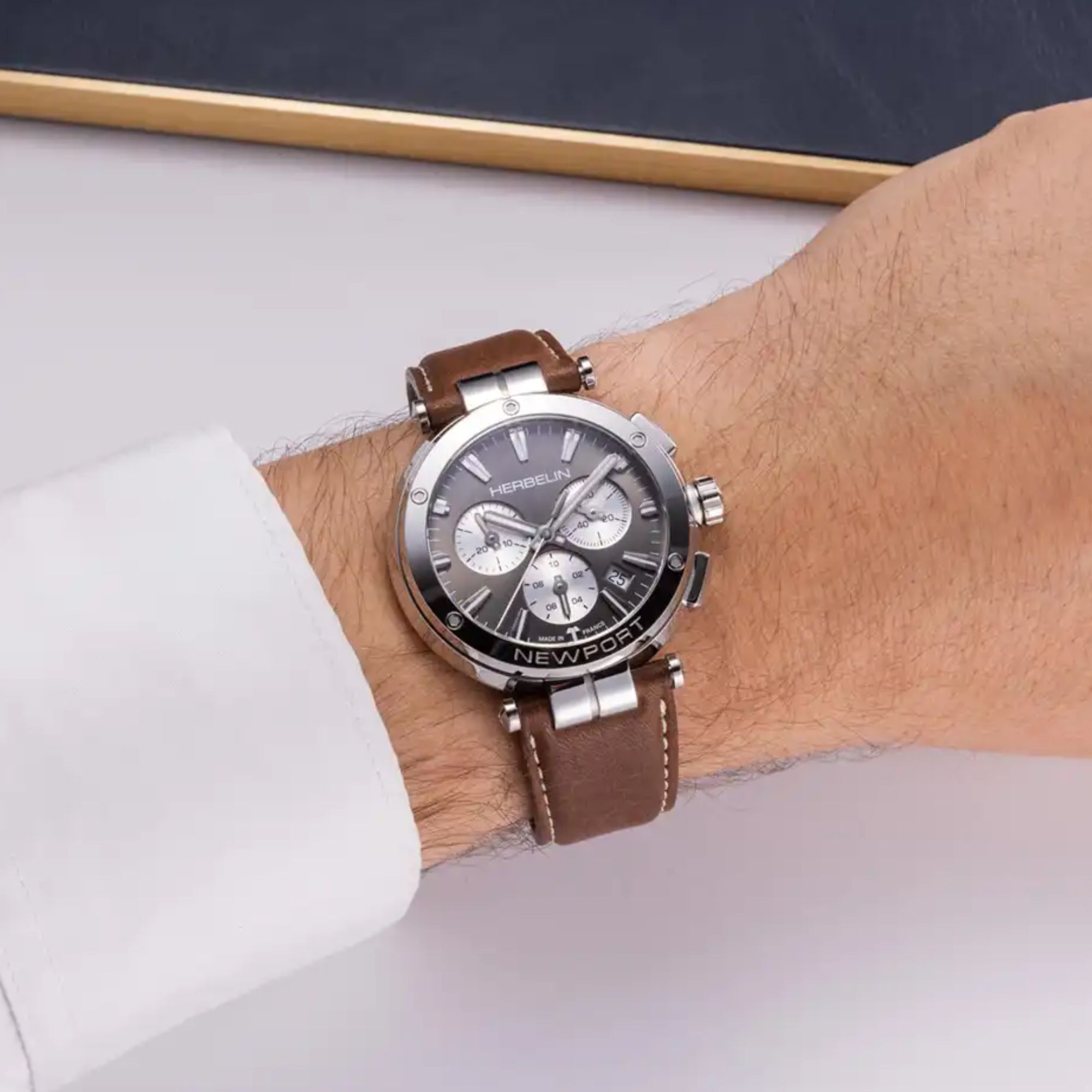Montre Michel Herbelin Newport Chrono quartz cadran noir bracelet cuir marron 40,5 mm