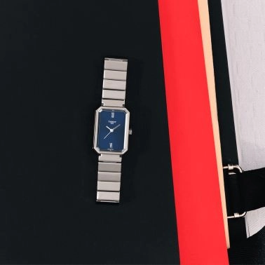 Montre Tissot SRV quartz cadran bleu bracelet acier 30 x 21,8 mm