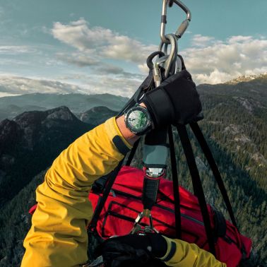 Montre Garmin Fénix 8 Pro AMOLED Sapphire Titane Carbon Gray DLC bracelets cuir marron et silicone noir 51 mm