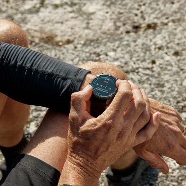 Montre Garmin Fénix 8 Pro AMOLED Sapphire Titane Carbon Gray DLC bracelets cuir marron et silicone noir 51 mm