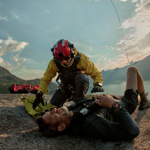 Montre Garmin Fénix 8 Pro AMOLED Sapphire Titane Carbon Gray DLC bracelet cuir marron et silicone noir 47 mm