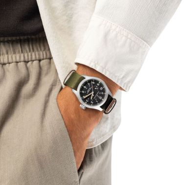 Montre Hamilton Khaki Field Power Reserve mécanique cadran noir bracelet NATO kaki 40 mm