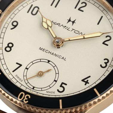 Montre Hamilton Khaki Pilot Pioneer mécanique bronze et titanium cadran blanc bracelet cuir bordeaux