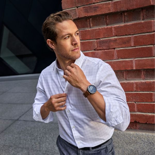 Montre Garmin Venu 4 AMOLED Gray bracelet cuir marron et silicone noir 45 mm