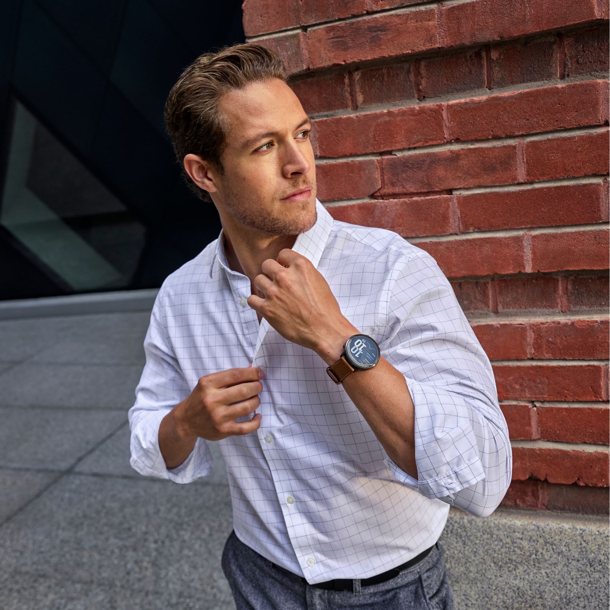 Montre Garmin Venu 4 AMOLED Gray bracelet cuir marron et silicone noir 45 mm