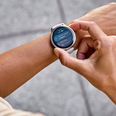 Garmin Venu 4 AMOLED Lunar Gold watch with beige leather and ivory silicone strap, 41 mm