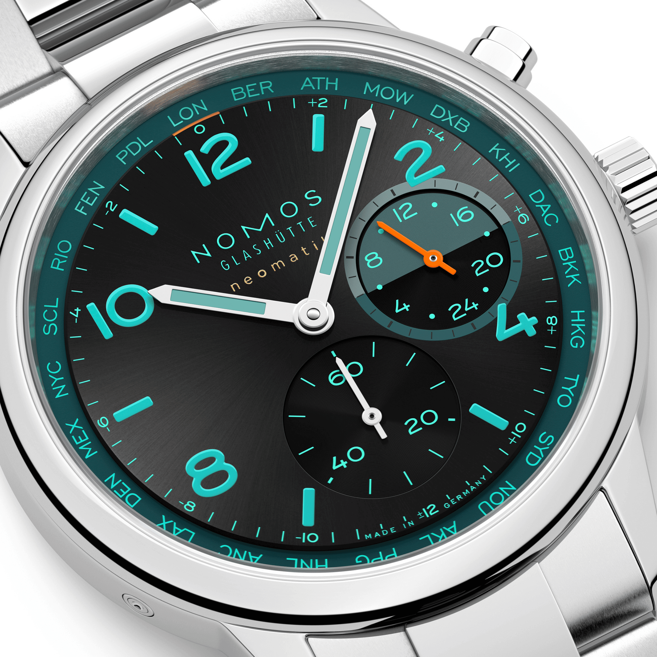 Montre Nomos Club Sport Neomatik Worldtimer "Night Navigation" Trace automatique cadran noir bracelet acier 40 mm