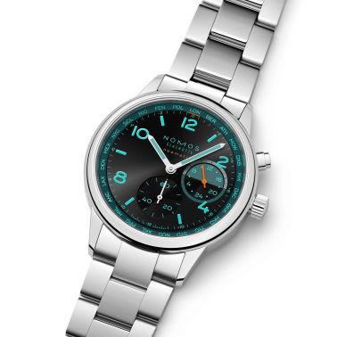 Montre Nomos Club Sport Neomatik Worldtimer "Night Navigation" Trace automatique cadran noir bracelet acier 40 mm