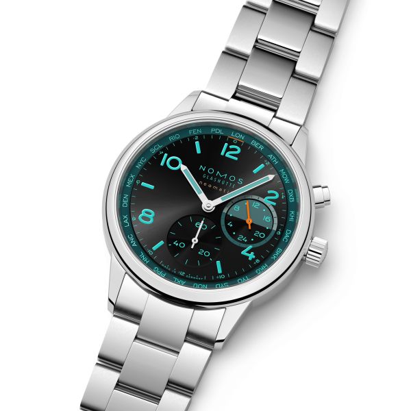 Montre Nomos Club Sport Neomatik Worldtimer "Night Navigation" Trace automatique cadran noir bracelet acier 40 mm