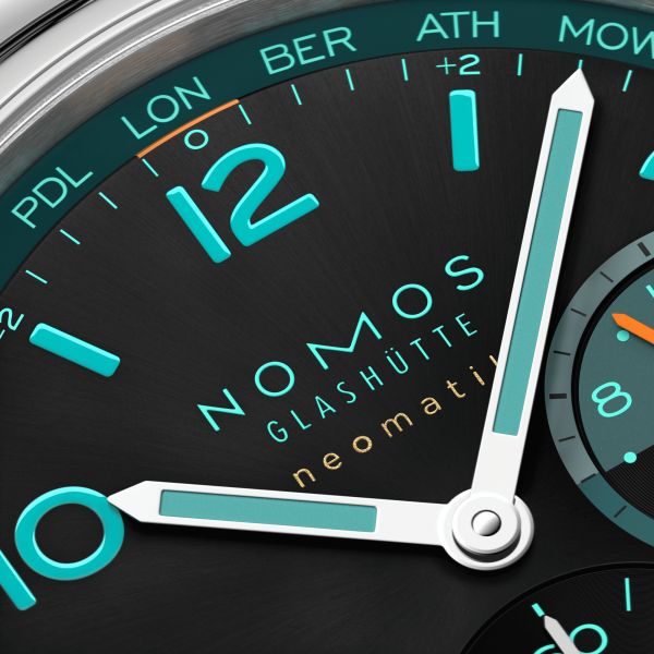 Montre Nomos Club Sport Neomatik Worldtimer "Night Navigation" Trace automatique cadran noir bracelet acier 40 mm