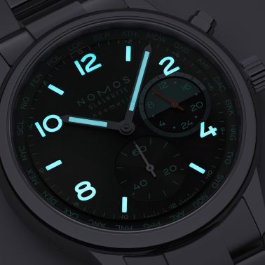 Montre Nomos Club Sport Neomatik Worldtimer "Night Navigation" Trace automatique cadran noir bracelet acier 40 mm