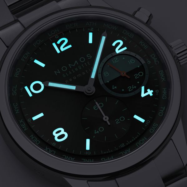 Montre Nomos Club Sport Neomatik Worldtimer "Night Navigation" Trace automatique cadran noir bracelet acier 40 mm