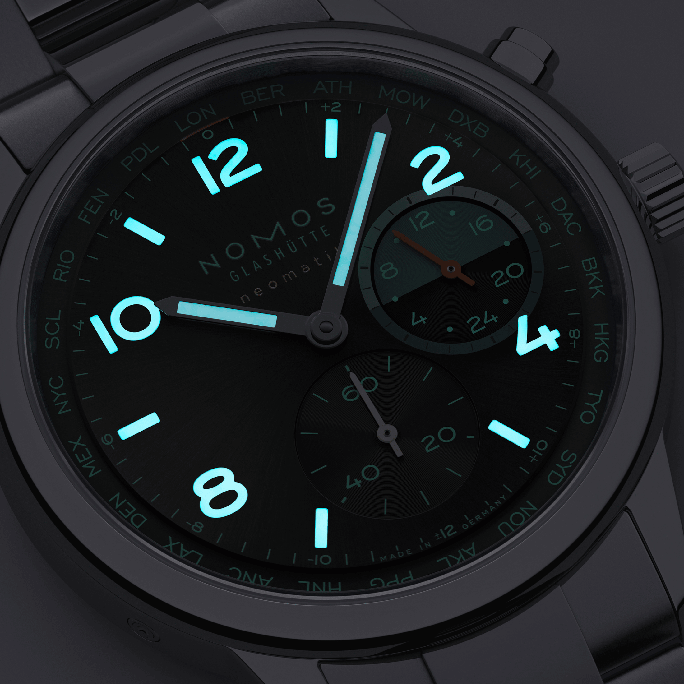 Montre Nomos Club Sport Neomatik Worldtimer "Night Navigation" Trace automatique cadran noir bracelet acier 40 mm