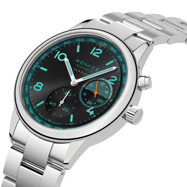 Montre Nomos Club Sport Neomatik Worldtimer "Night Navigation" Trace automatique cadran noir bracelet acier 40 mm