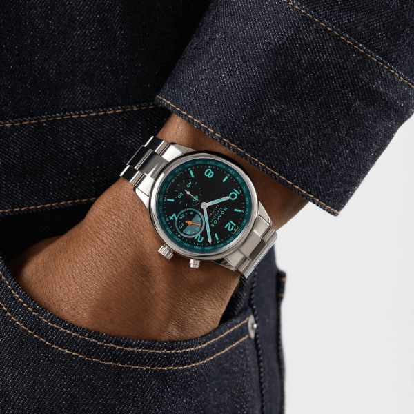 Montre Nomos Club Sport Neomatik Worldtimer "Night Navigation" Trace automatique cadran noir bracelet acier 40 mm