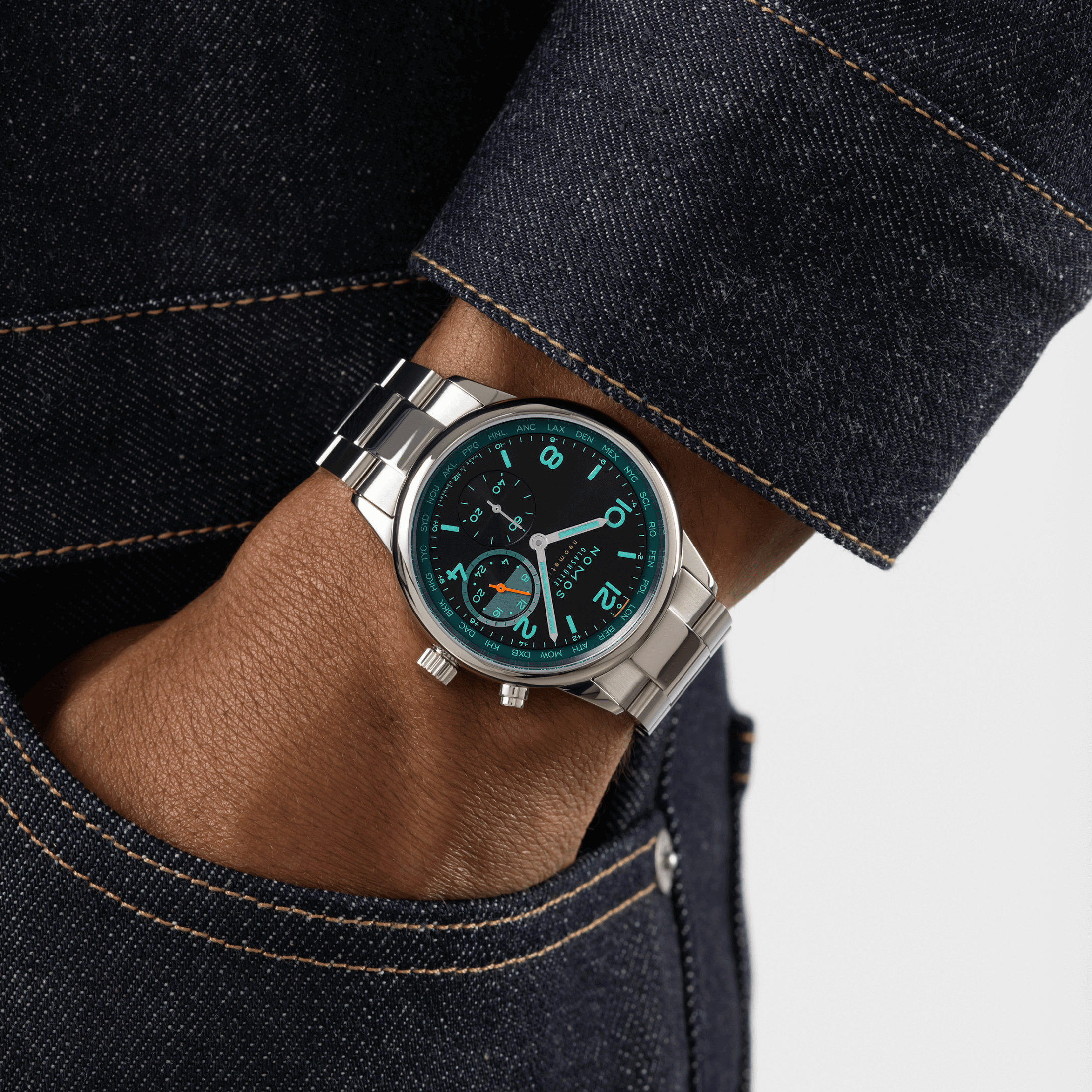 Montre Nomos Club Sport Neomatik Worldtimer "Night Navigation" Trace automatique cadran noir bracelet acier 40 mm