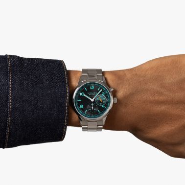 Montre Nomos Club Sport Neomatik Worldtimer "Night Navigation" Trace automatique cadran noir bracelet acier 40 mm