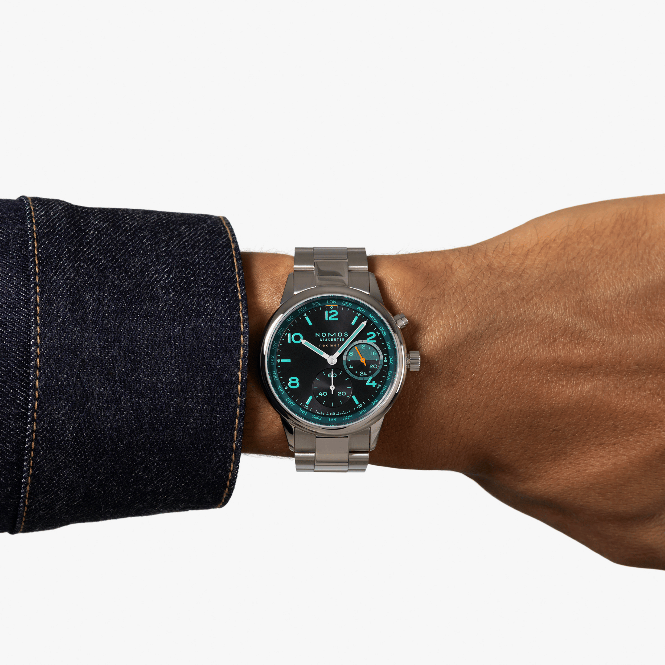 Montre Nomos Club Sport Neomatik Worldtimer "Night Navigation" Trace automatique cadran noir bracelet acier 40 mm