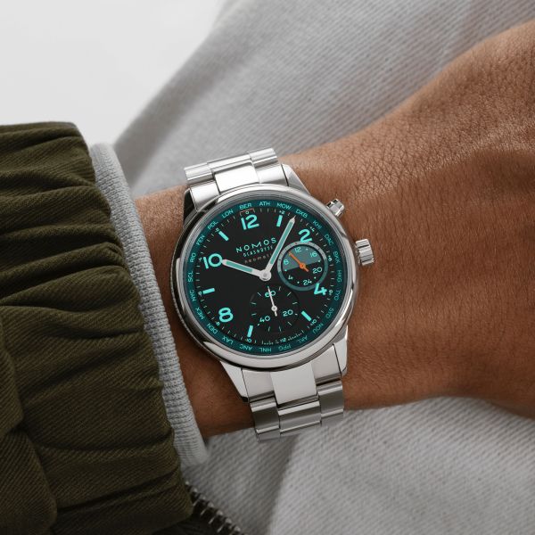 Montre Nomos Club Sport Neomatik Worldtimer "Night Navigation" Trace automatique cadran noir bracelet acier 40 mm