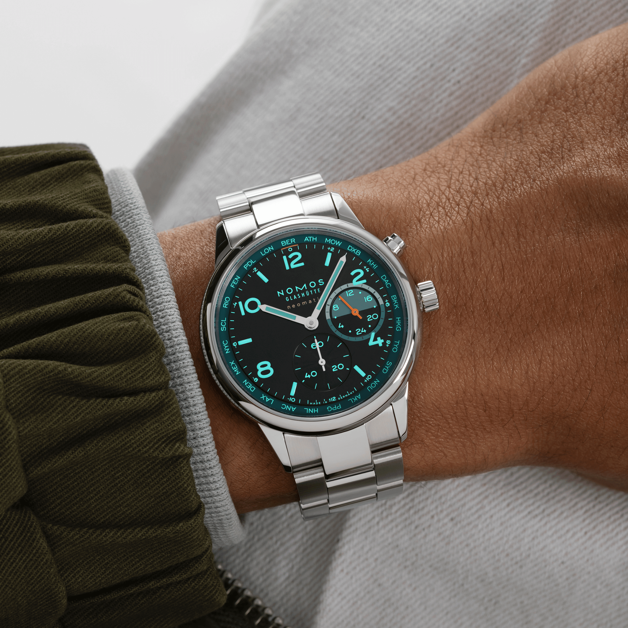 Montre Nomos Club Sport Neomatik Worldtimer "Night Navigation" Trace automatique cadran noir bracelet acier 40 mm