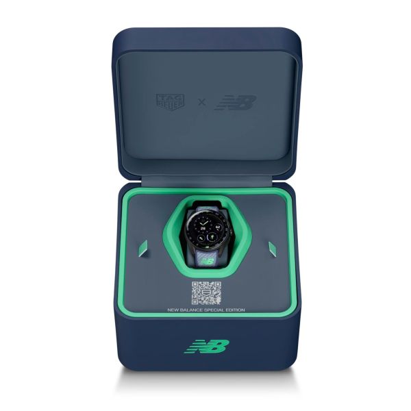 Montre TAG Heuer x New Balance Connected Calibre E5 – 40 mm – Titane DLC – Bracelet Caoutchouc Noir