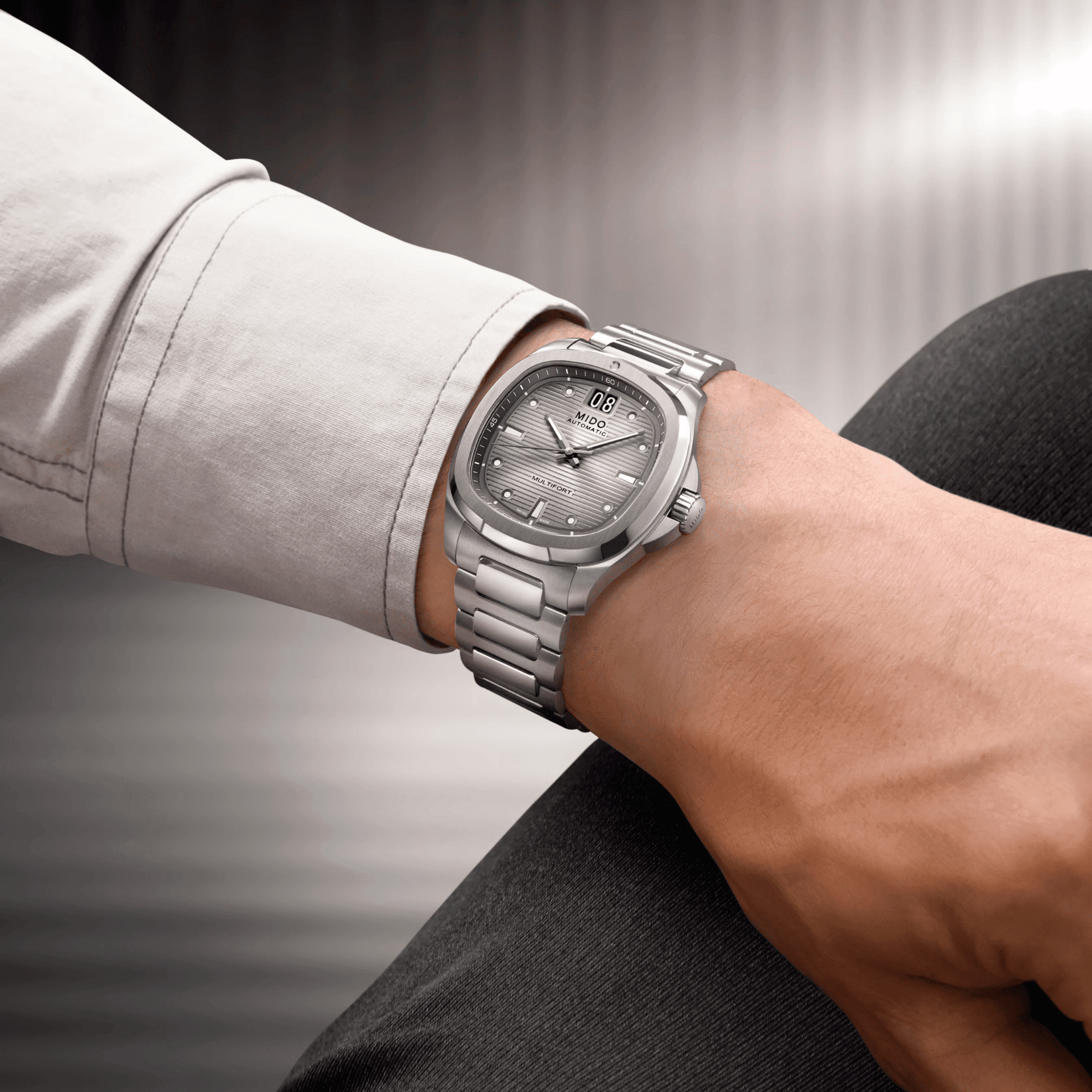 Montre Mido Multifort TV Big Date Titane automatique cadran gris bracelet titane 40 mm