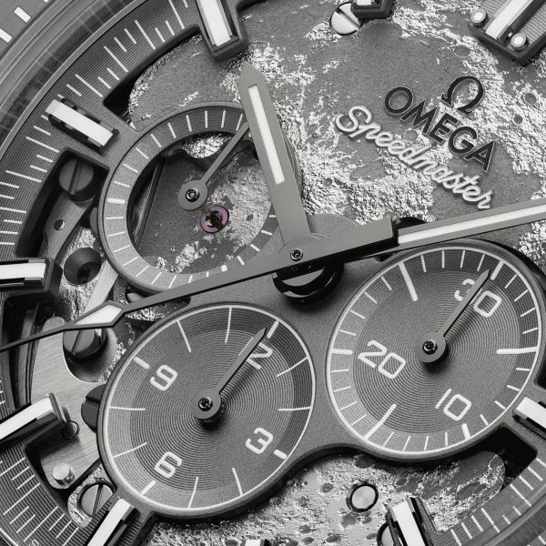 Montre Omega Speedmaster Moonwatch Grey Side Of the Moon mécanique cadran gris bracelet nylon 44,25 mm