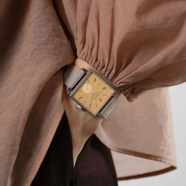 Montre Nomos Tetra Ochra mécanique fond verre saphir cadran jaune bracelet cuir velours beige 29,5 mm