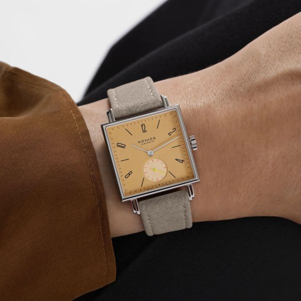 Montre Nomos Tetra Ochra mécanique fond verre saphir cadran jaune bracelet cuir velours beige 29,5 mm