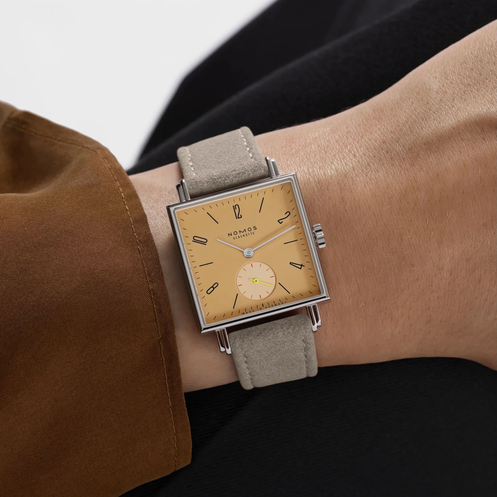 Montre Nomos Tetra Ochra mécanique fond verre saphir cadran jaune bracelet cuir velours beige 29,5 mm