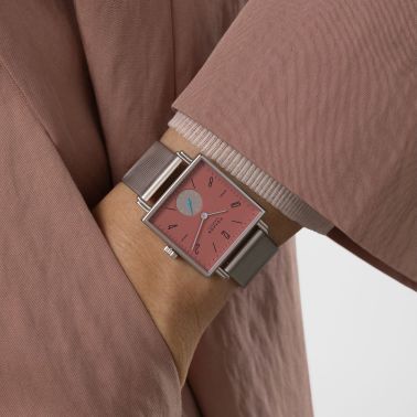 Montre Nomos Tetra Terra mécanique fond verre saphir cadran rouge bracelet velours beige 29,5 mm