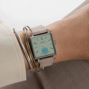 Montre Nomos Tetra Salvia mécanique fond verre saphir cadran vert bracelet velours beige 29,5 mm