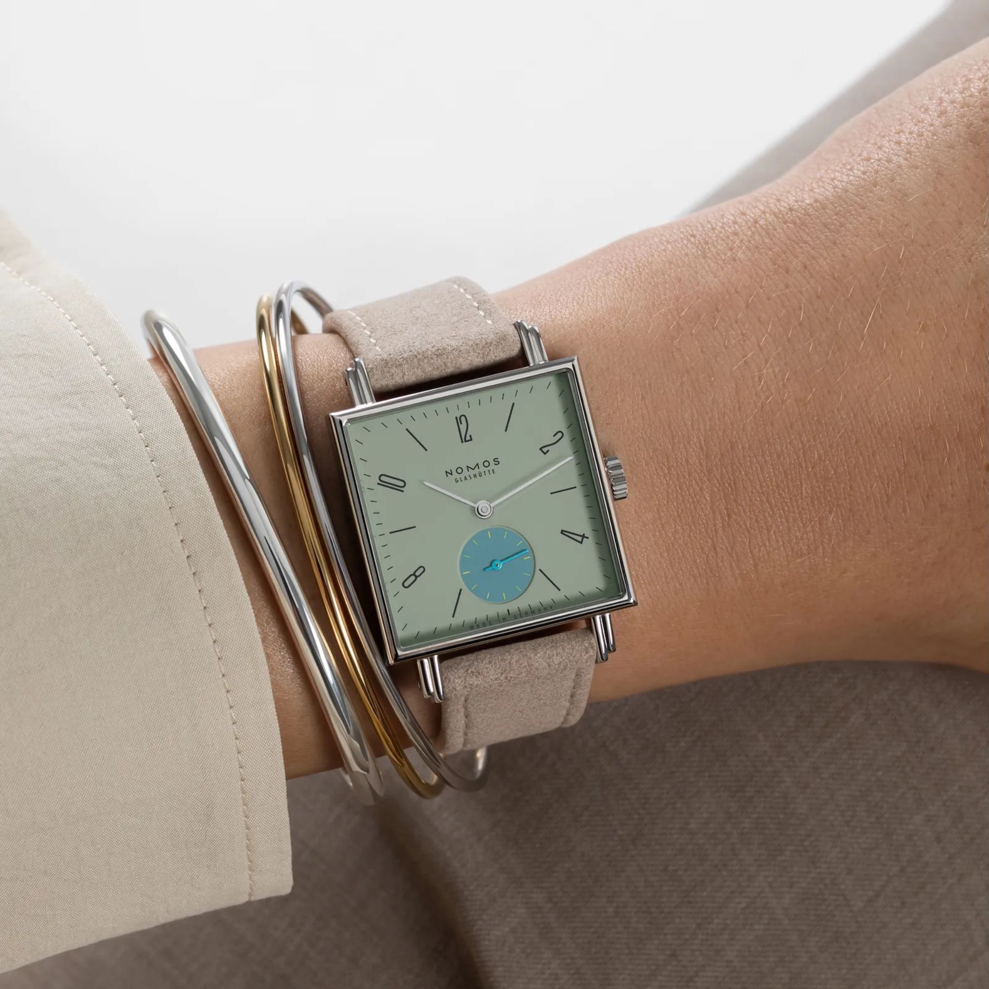 Montre Nomos Tetra Salvia mécanique fond verre saphir cadran vert — free download