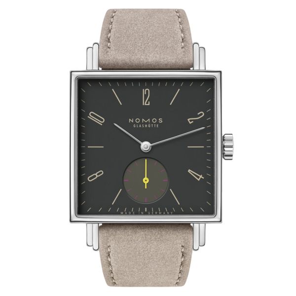 Montre Nomos Tetra Basalt mécanique fond verre saphir cadran noir bracelet velours beige 29,5 mm