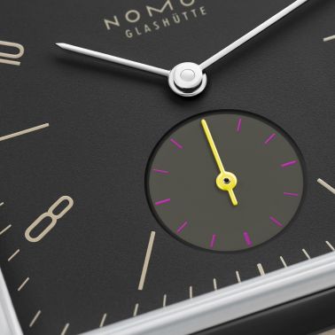 Montre Nomos Tetra Basalt mécanique fond verre saphir cadran noir bracelet velours beige 29,5 mm