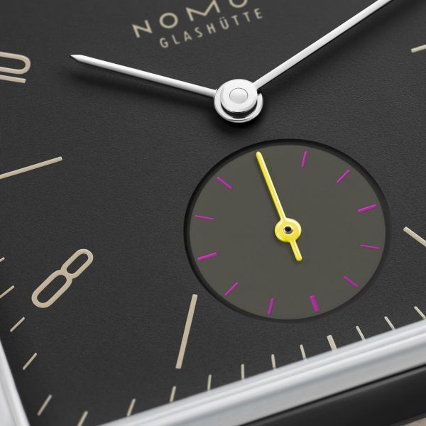 Montre Nomos Tetra Basalt mécanique fond verre saphir cadran noir bracelet velours beige 29,5 mm