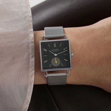 Montre Nomos Tetra Basalt mécanique fond verre saphir cadran noir bracelet velours beige 29,5 mm